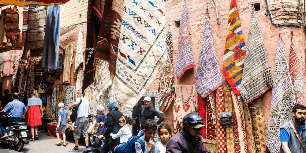 10 Façons Essentielles de Commencer une Conversation en Darija Marocain